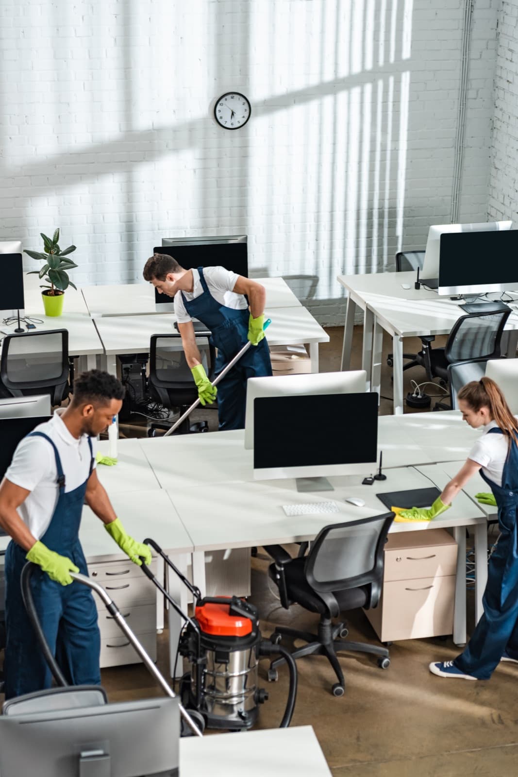 Hausmeisterservice vs. Einzelfirma — was lohnt sich für Hausverwaltungen?
