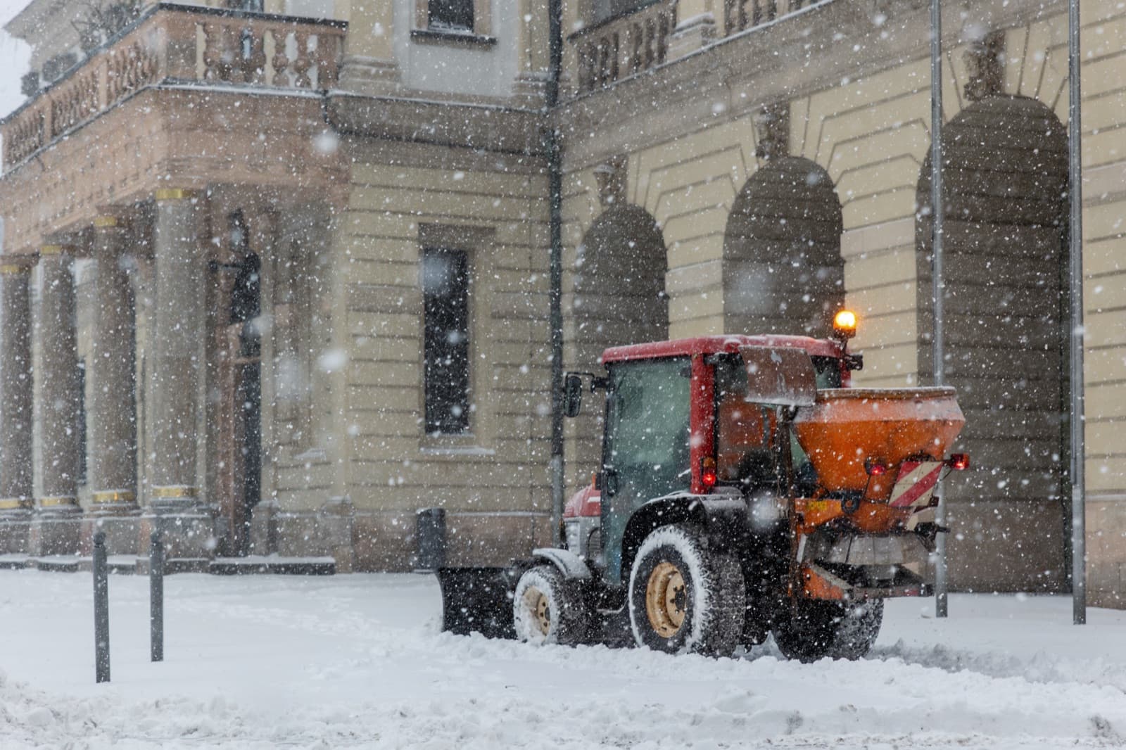 Winterdienst-Kosten: Wovon hängt der Preis ab — und wie spart man dabei?